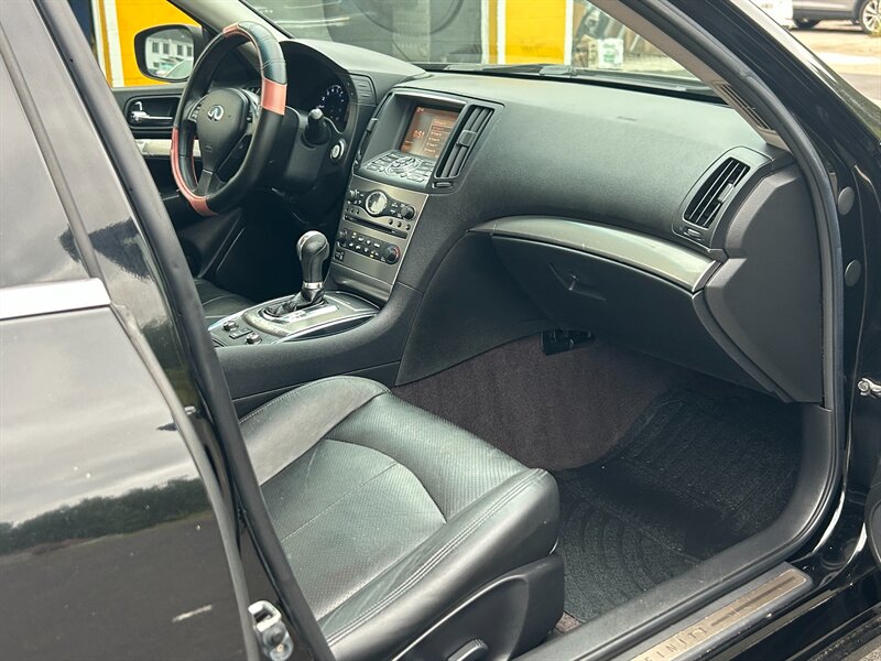 Infiniti passenger side console and controls